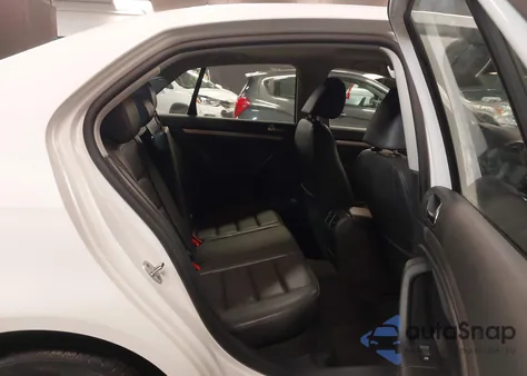 2010 Volkswagen Jetta Limited Edition z USA, uszkodzony, nr VIN 3VWRZ7AJ0AM162980